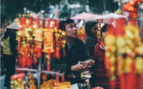 Tại Hà Nội, khu phố Hàng Mã bắt đầu nhộn nhịp người mua bán chuẩn bị cho Tết ông Công, ông Táo.